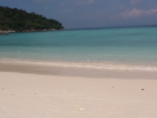 weißer Pulversandstrand und türkiesblaues Meer