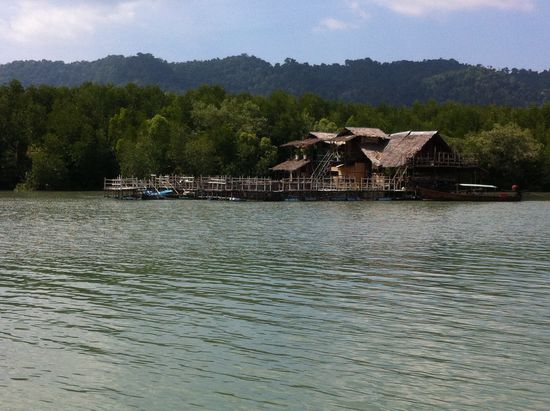 Bambushütte an Mangrovenfeldern, von hier aus starten Bootsfahrten in die Mangroven.