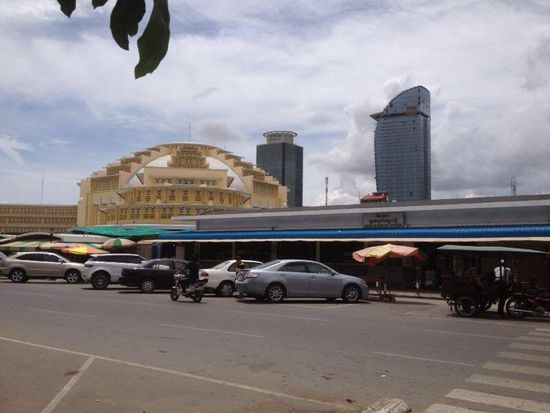 Der Hauptmarkt von Phom Penh, in Hintergrund immer mehr Neubauten.