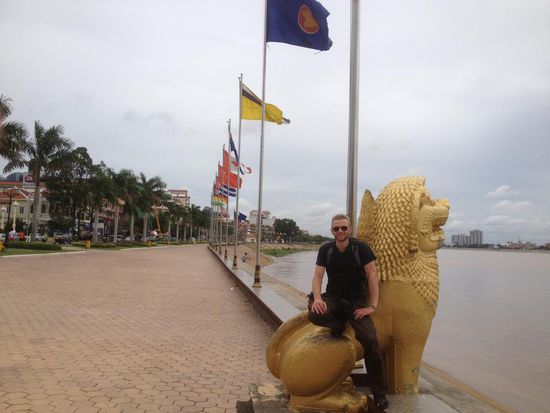 Riverside. Hier fliesst der Tonlesap River in den Mekong.