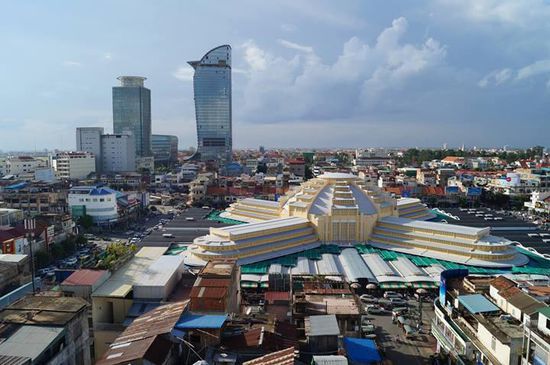 Markthalle mit den ersten Wolkenkratzern im Hintergrund