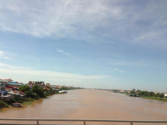 Eine Bruecke ueber einen Arm des Mekongs.