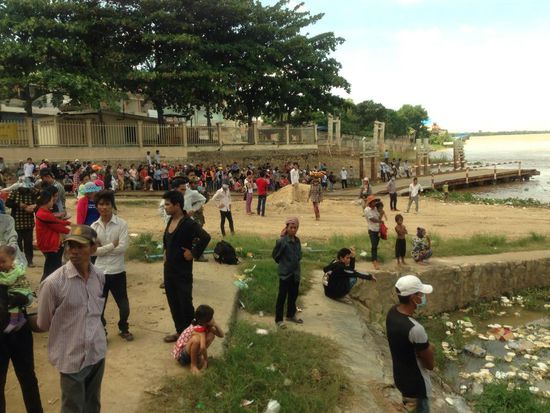 Menschen warten zur Ueberfahrt.