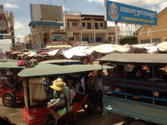 All diese Tuck Tucks wollen ueber den Mekong