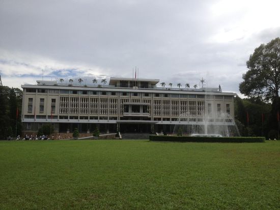 Wiedervereinigungspalast. Sitz des ehem. suedvietnamesischen Praesidenten. Am 30.04.1975 wurde diese von den Nordvietnamesen gestuermt. Das Ende der Republik Sued Vietnam.