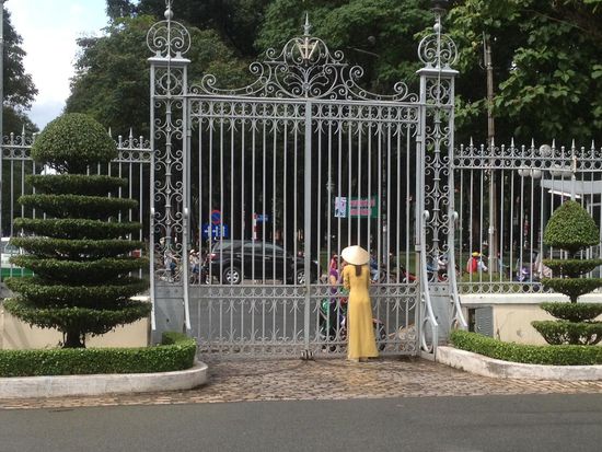 Durch dieses Tor fuhren die Nordvietnamesen mit den Panzern.