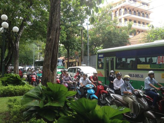 Neverending traffic. Immer vollgestopfte Strassen. Interessant wird es beim Abbiegen oder im Kreisverkehr.