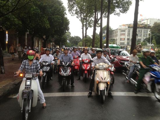 Und hier muss man rueber. Immer den Gegenverkehr im Auge behalten und langsam gehen. Dann funktionsiert es irgendwie. Wie stroemendes Wasser fahren die links und rechts an einem vorbei.