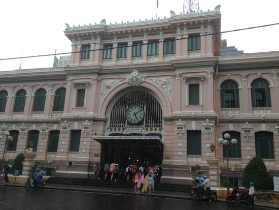 Das alte koloniale Postamt. Innen gibt es Telefonkabinen.