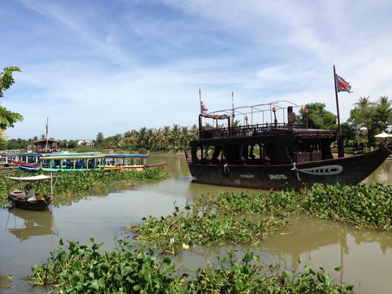 Alle Boote haben aufgemalte Augen .