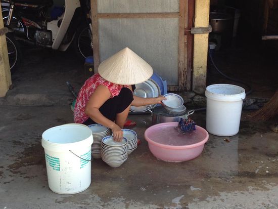 Geschirrwaschen am Strassenrand.