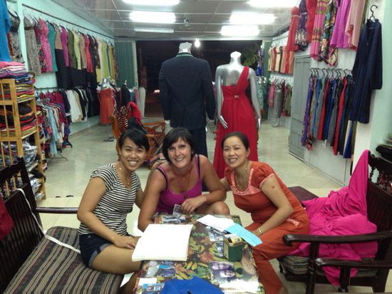 Und wieder gibt es etwas schoenes zum Anziehen.
Die Kids liessen sich selbst entworfene T-Shirts fuer wenig Geld machen.