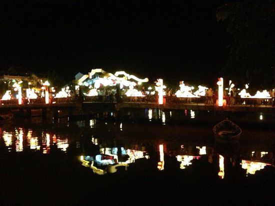 Bruecke. In Wirklichkeit noch viel schoener. Leider mit dem Smartphone nicht besser festzuhalten.