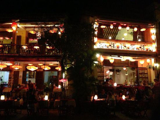 Rechts oben auf dem Balkon haben wir gegessen.