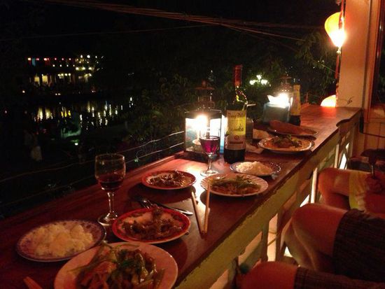 6 Gaenge Menue fuer 119.000 Dong (4.40Euro) und mit einer traumhaften Aussicht hier vom Balkon.
Eine Flasche vietnamesicher Wein fuer 90.000 Dong (3,30 Euro) durfte nicht fehlen. Und wir koennen jetzt alle mit Staebchen essen.