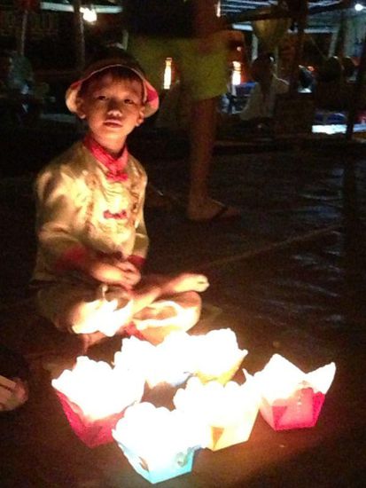 Diese Laternen (20 Cent), welche der Junge verkaufte,  konnte man auf dem Fluss schwimmen lassen.