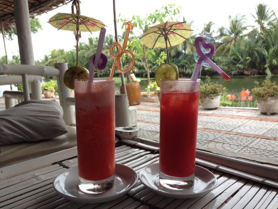 Lecker Cocktail bei einem Stop am Fluss.