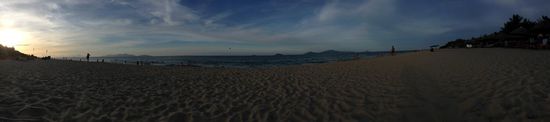 Panoramabild. Sonnenuntergang am Strand