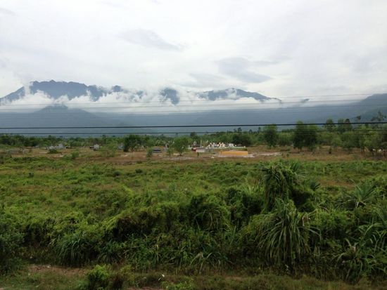 Bergland von Zentral Vietnam, dahinter befindet sich die Grenze zu Laos. Im Vordergrund ein Friedhof.