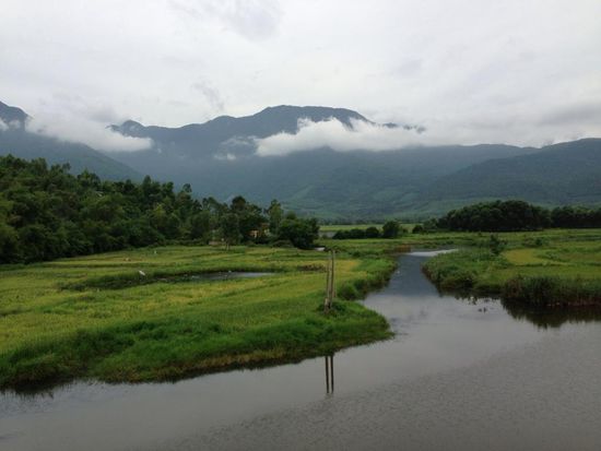 Links die Berge, rechts die Kueste