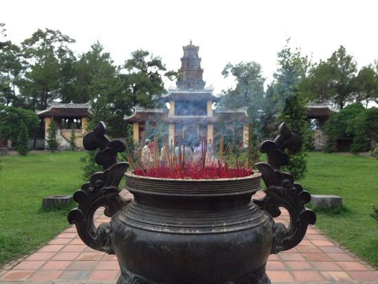 Am Tempel hinter der Pagode.