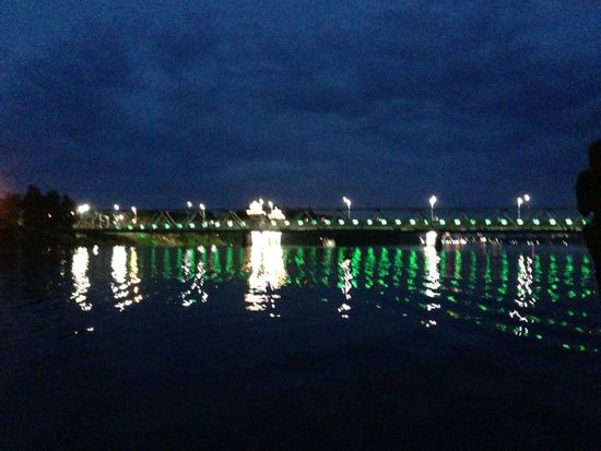 Beleuchtete Bruecke mit wechselnden Farben.