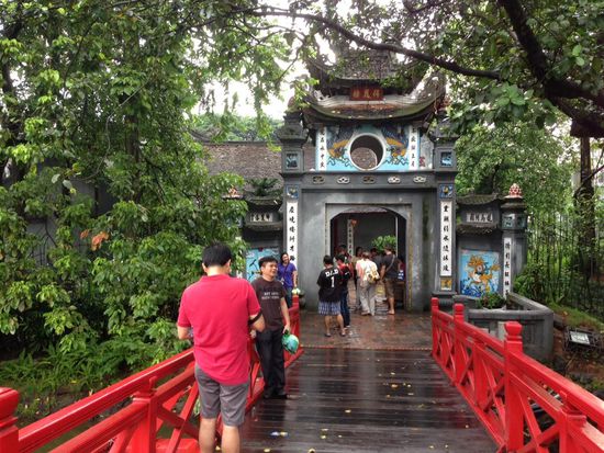 Huc Bruecke und der Eingang zum Ngoc-Son-Tempel