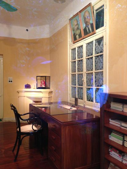 Ho Chi Minh's Arbeitszimmer. Bilder von Karl Marx und Lenin an der Wand. Seit seinem Tod unveraendert.