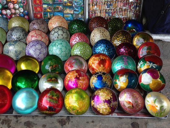 Handbemalte Schuesseln aus Kokosnuessen