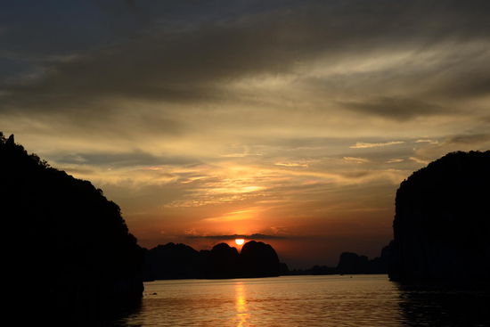 Sonnenuntergang in der Halongbucht