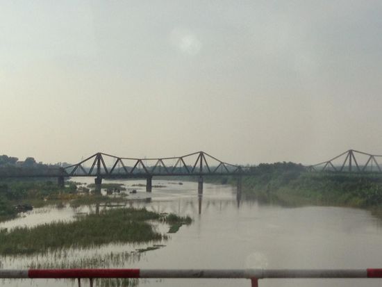Brücke über den Roten Fluss. Gefangene Amerikaner mussten die Brücke wieder aufbauen.