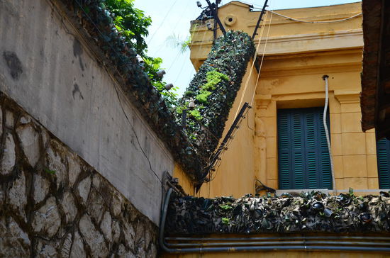 Glasscherben an den Mauerkanten