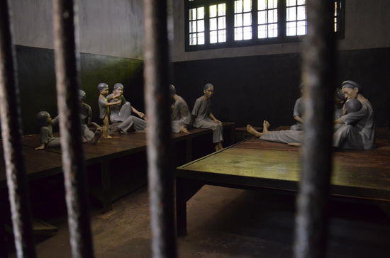 Düstere Gefängniszellen. Gefangene waren mit Eisenfesseln an den Füßen gefesselt.