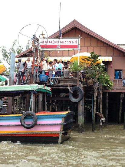 Pier am Chao Phraya. Steeg und Boote sind immer ueberfuellt.