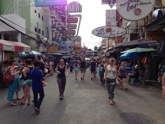 Die Khao San Road. Hier ist das Essen nochmals um die Haelfte billiger.