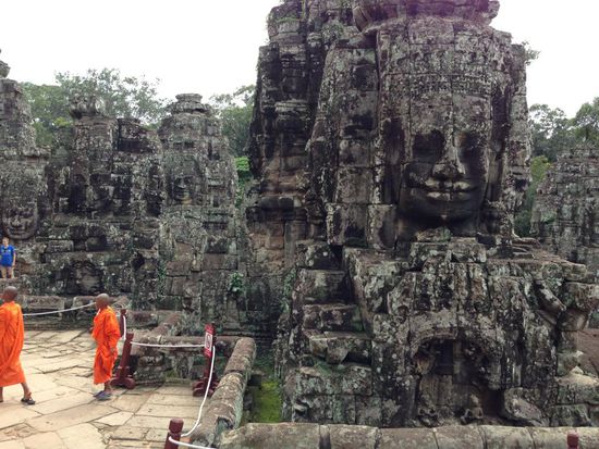 Kindermoenche im Tempel