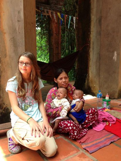Auf dem Weg nach zum Buddha sassen viele arme Menschen. Hier Angi bei einer Mutter mit Zwillingen.