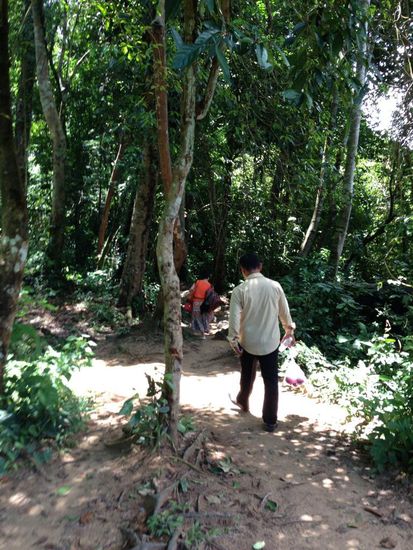 Weg zum Wasserfall. Voran unser Guide Sip.