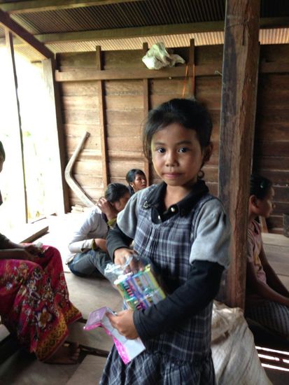 Poeury beim verteilen der Geschenke. An dieser Stelle einen ganz herzlichen Dank an die Blumenapotheke in Schoenenberg-Kbg., Herrn Joerg Schulze fuer die Malsachen.