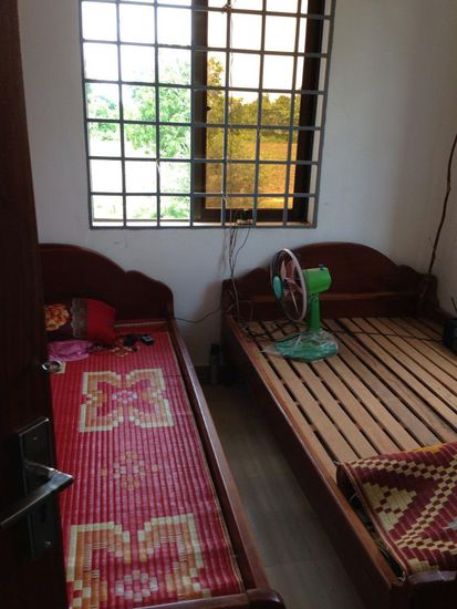 Krankenbett ohne Matratze