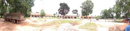 Panoramabild des noch nicht ganz fertigstellten Kindergarten und Vorschule