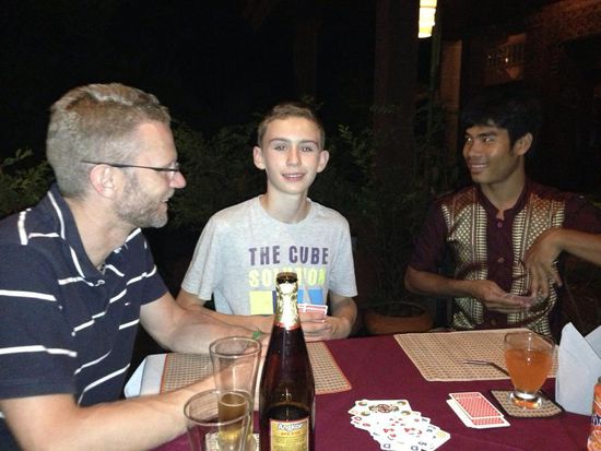 Lustige Card Runde mit unserem Kellner Vana.