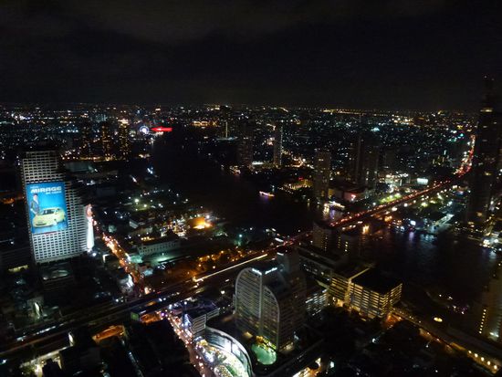 Asiatique - Ausblick vom Hotelbalkon im 58. Stock
Hotel: lebua at state tower
(hoffe es ist erkennbar &gt; der kleine rote Pfeil zeigt die Asiatique)