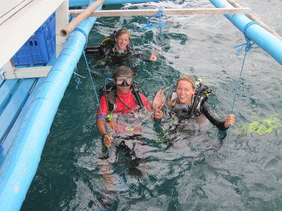 Christian (hinten links), Eva (rechts) und der Dive Master