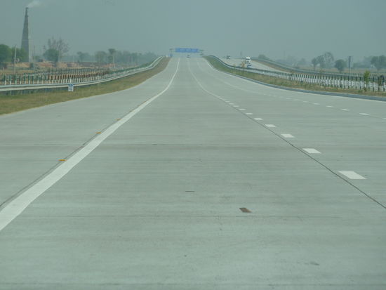 Der Superhighway von Agra nach Delhi