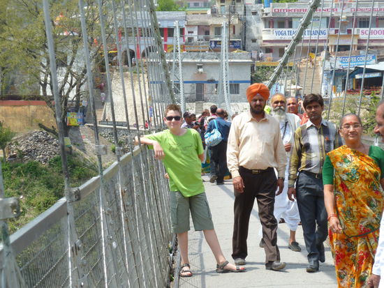 Auf der Laxan Jhula Hängebrücke
