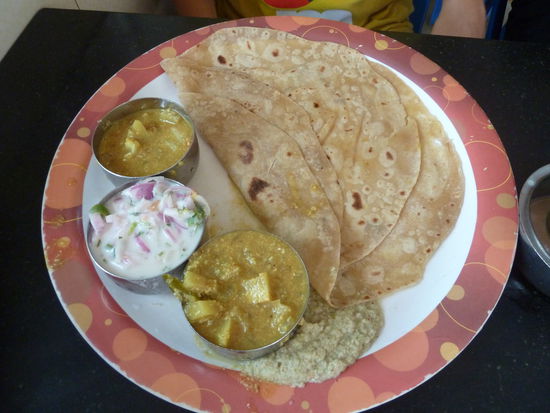 Chapati mit Saucen und Zwiebelsalat