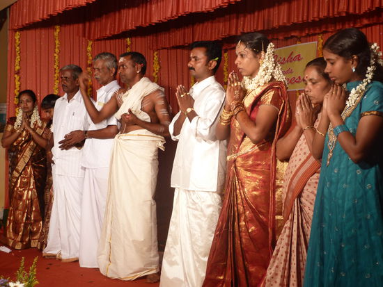 Das Brautpaar mit Priester und Angehörigen