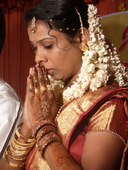 Die Braut mit Henna bemalt und reich geschmückt