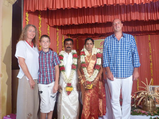 Gruppenbild mit Riesen. Jeder, der das Brautpaar beschenkt wird mit ihnen geknipst